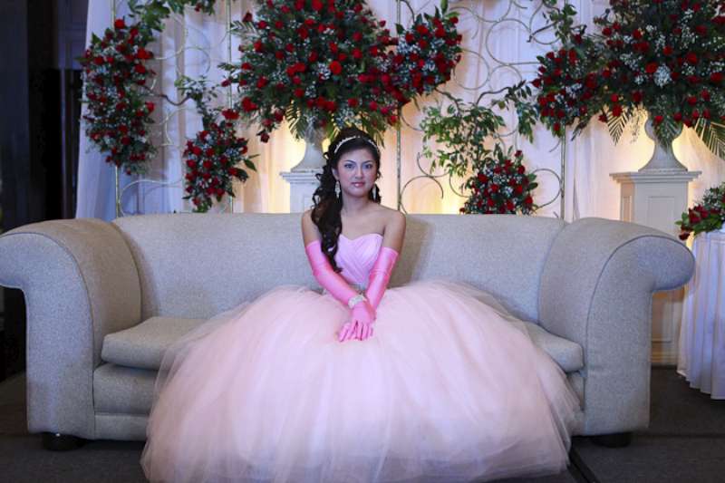 Anna Cabe Debut