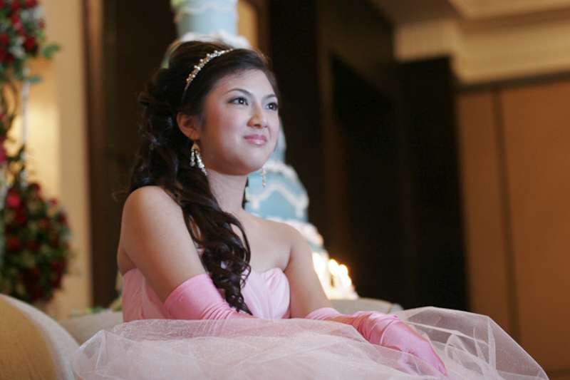 Anna Cabe Debut
